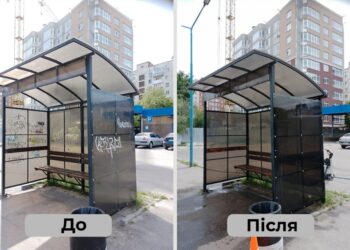 Комунальники прибрали понад 60 зупинок громадського транспорту