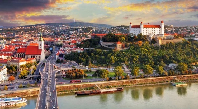 переехать жить в Словакию